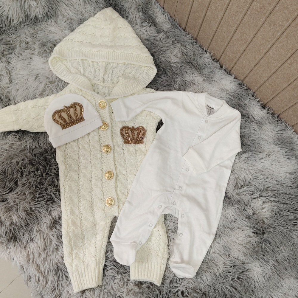 Tuta beige con cappuccio + tuta da arrampicata + cappello