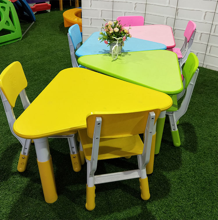 Ensemble de table triangle en plastique pour enfants