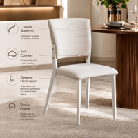 Chaise Tuck Line en lait de riz, dossier à points de couture et assise en mousse sur pieds fins pour coin traiteur, salle de dégustation et hall d'accueil