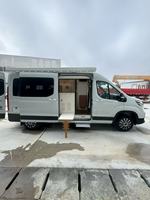 Camper Van SAIC Maxus V90 personnalisé en usine avec toit relevable, 5 places et espace de couchage pour deux personnes.