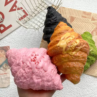 Jouet anti-stress souple en forme de croissant au fromage PU, à rebond lent, qualité alimentaire, saveur matcha noir et fraise, unisexe, 14 ans et plus