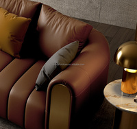 Canapé au design incurvé unique, en cuir, moderne, en acier inoxydable doré, dossier haut, canapé de luxe pour villa, salon, 4 places, grande taille