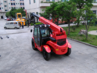 Chariot télescopique HNT40, forte capacité de levage, avec options d'accessoires fourches et écarteurs pour une utilisation polyvalente sur chantier