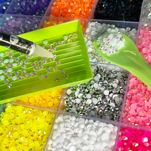 Kit de 15 couleurs de <span class=keywords><strong>strass</strong></span> en résine à dos plat non thermocollants 3mm, pierres gelée en vrac pour nail art, loisirs créatifs et embellissement - Product Image 2