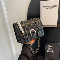 Nuevo bolso inclinado de un solo hombro a la moda para damas Paquete de cadena femenina con pequeño detalle de perla hecho de material de PU