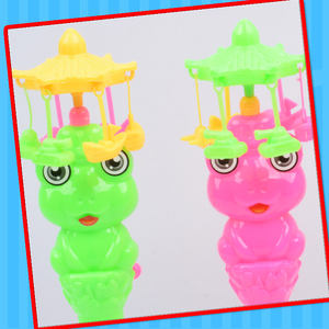 Chenghai Jouet Ville En Plastique Pas Cher Éclairage Jouet Flash Grenouille Carrousel Bâton Jouet avec Bonbons Bonne Vente en Supermarché - Product Image 3