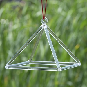 Pyramide chantante en cristal transparent en gros avec accessoire gratuit, pyramides chantantes pour la guérison énergétique - Product Image 1