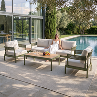 Ensemble de canapés d'extérieur modernes et durables en aluminium vert olive Ampla avec coussins beiges et table basse en bois grainé