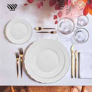 Juego de Platos de Cena de Cerámica Blanca con Patrón Tallado de Lujo, Platos de Porcelana Decorativos Hechos a Mano para Bodas, para una Cena Elegante - Product Image 1