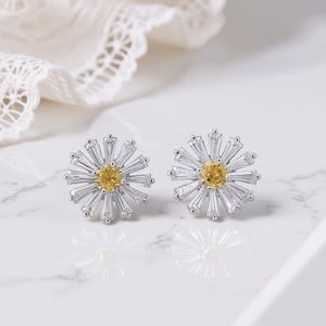 Orecchini a lobo con fiore in oro bianco e zirconi rotondi incastonati a griffe per donna, gioielli romantici alla moda per feste - Product Image 2