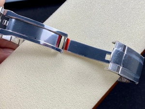 Reloj mecánico automático de lujo para hombre con esfera azul diamante, bisel biselado, correa de acero inoxidable y visualización de fecha. - Product Image 4