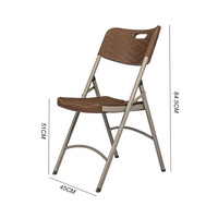 Chaise et table de patio solides empilables modernes et résistantes aux UV en plastique pour le jardin