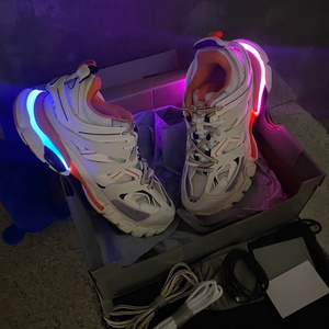 Chaussures de sport de course légères et amortissantes Track 3.0 de qualité supérieure avec éclairage intégré. Vente en gros du fabricant. Mode rétro tendance - Product Image 1