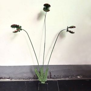 Trampa para Moscas Metálica Decorativa, Adorno en Forma de Planta - Product Image 1