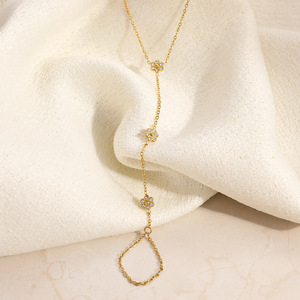 Pulsera de cadena con flores, chapada en oro de 18k con incrustaciones de diamantes, para fiestas. - Product Image 2