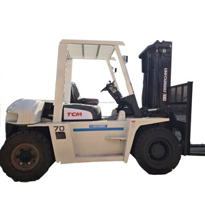 Chariot élévateur TCM 70 d'occasion en promotion, 7 tonnes, avec moteur TCM, fourches allongées de 3 m, mât à deux étages, modèle 2022, transmission 4x4, pneus pleins - Product Image 1