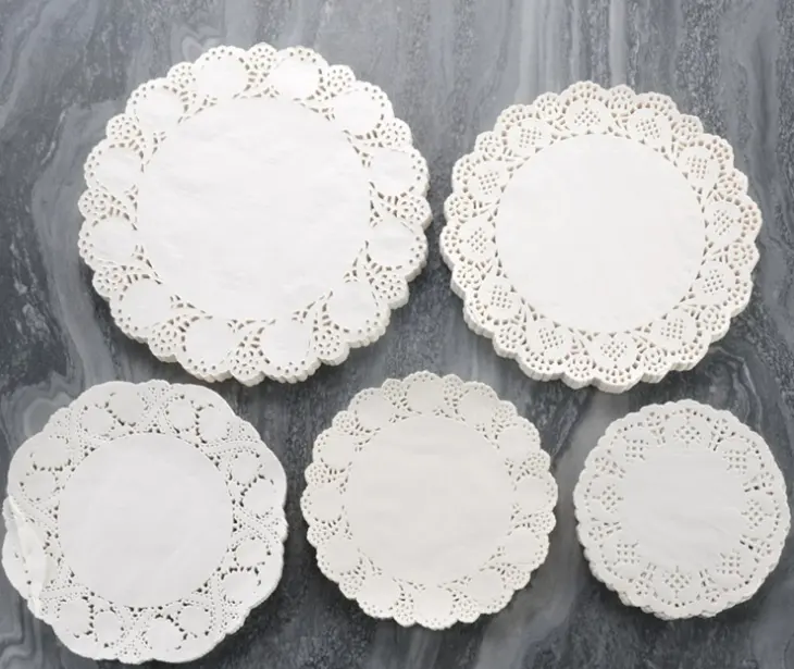 Toalha de mesa redonda de papel branco descartável, brinquedo doilies de renda para papel alimentar, esteiras para mesa