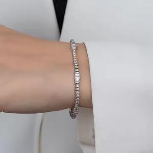 Bracelet Tennis Minimaliste en Or Blanc et Diamant Bracelet Moissanite Cadeau d'Anniversaire Romantique pour Femme - Product Image 3