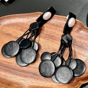 Boucles d'oreilles en bois à pompons, imitation perle, style vintage, ensemble de bijoux de fête pour femme - Product Image 1