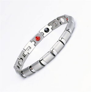 Pulsera de acero inoxidable para hombre con chapado en oro y patrón de forma de llave Accesorios creativos con piedra de circón - Product Image 4