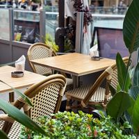 Chaise de jardin en alliage d'aluminium de bistro français ensemble de table moderne meubles en rotin d'extérieur durables pour entrepôt de salle à manger utilisation d'hôtel