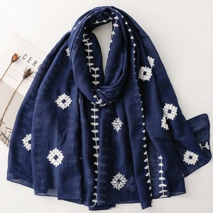 Écharpe brodée élégante de style ethnique, écharpe en gaze de style chinois/écharpe en soie, châle chaud et polyvalent, idéal pour les voyages dans le désert - Product Image 2