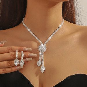Parure de bijoux tendance 2026 avec boucles d'oreilles et collier à pampilles en zircon fleuri pour femme - Product Image 3