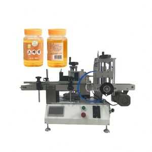 Machine d'étiquetage automatique de bouteilles rondes en plastique pour huiles essentielles, avec positionnement sur table - Product Image 1