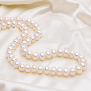 Coffret cadeau pour la Journée internationale des femmes le 8 mars, comprenant un collier rond en perles d'eau douce de 9 à 10 mm et une broche en forme de tulipe, accessoire élégant pour costume Mantou - Product Image 4