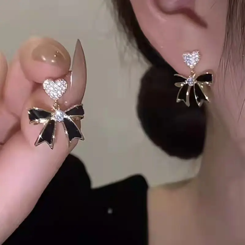 Nieuwkomers Zilveren Naald Zwart Email Strik Hart Oorbellen Vrouwen Mode Eenvoudige Liefde Hart Oorbellen