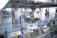 Machine automatique de remplissage, de bouchage et de scellage de pots en verre à large ouverture pour aliments granulaires (popcorn, noix, riz, snacks) destinée aux usines d'emballage