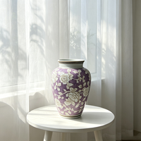 Lila Keramikvase mit Geprägtem Weißem Blumenmuster und Goldrand für Inneneinrichtung