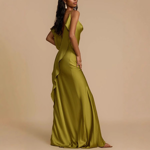 Abito <span class=keywords><strong>lungo</strong></span> da sera da donna in raso <span class=keywords><strong>verde</strong></span> oliva <span class=keywords><strong>con</strong></span> scollo a cappuccio, schiena scoperta e <span class=keywords><strong>spacco</strong></span> alto - Product Image 4