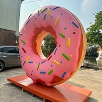 Statue de donut en résine de fibre de verre, personnalisée, faite à la main, moderne, mignonne, légère, résistante à la lumière, pour décoration extérieure de centre commercial et présentation en magasin