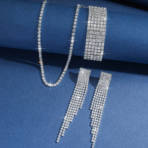 Accesorios al por mayor transfronterizos: Conjunto de collar de cadena de cobre de moda para mujer, pendientes de borla y pulsera con cristales de imitación. - Product Image 3
