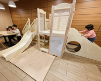 Équipement de jeu intérieur en bois neutre pour enfants, maisonnette interactive sensorielle avec toboggan et fenêtre pour jeux de rôle, idéale pour les cafés ludiques, centres commerciaux et écoles
