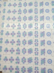 Jeu de Mahjong américain avec tuiles gravées et supports magnétiques en plastique et silicone non toxiques pour le divertissement - Product Image 5