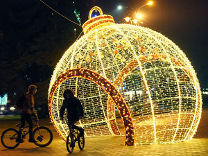 Outdoor Ornament Ball Tunnel Multi Arch Festive Walkway for Park Resort and Winter Wonderland - Product Image 3