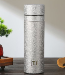 Bouteille d'eau de luxe 2026 en titane pur 480 ml, vente en gros, logo personnalisé, gourde isotherme légère et portable, avec couvercle pour usage professionnel - Product Image 3