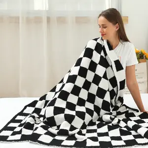 ผ้าถักแจ็คการ์ดผ้าห่มกำมะหยี่สีขาวและสีดำสำหรับโซฟาผ้าสักหลาดสบาย