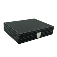 Cassette de backgammon en cuir pour enfants avec pièces d'échecs et accessoires dans une boîte à rouleaux de voyage