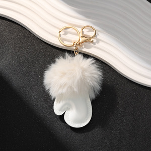 Gants mignons en peluche style Ins pour l'automne et l'hiver, petits gants pour filles avec pendentif en cuir PU, porte-clés de voiture, accessoires décoratifs suspendus - Product Image 3