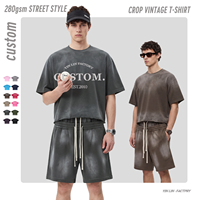 T-shirt ample vintage pour homme à manches courtes, coupe carrée, avec délavage style américain et détails usés.