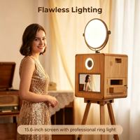 La nouvelle cabine photo mobile en chêne présente une coque en bois, équipée d'une imprimante à transfert thermique et d'un appareil photo reflex numérique.