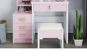 Table de maquillage intégrée avec armoire et miroir coulissant. Meubles verrouillables de style mid-century modern pour chambre à coucher - Product Image 5