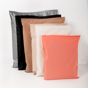 Sacchetti con Cerniera in Plastica Opaca Nera con Logo Dorato Lucido Personalizzato per Calze, Biancheria Intima e Abbigliamento - Product Image 2