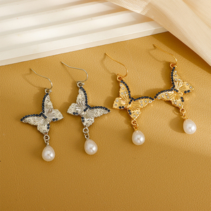 Encantadores pendientes <span class=keywords><strong>de</strong></span> gota <span class=keywords><strong>de</strong></span> mariposa chapados en plata <span class=keywords><strong>de</strong></span> aleación delicada, pendientes casuales diarios <span class=keywords><strong>de</strong></span> perlas <span class=keywords><strong>de</strong></span> cristal azul para mujeres jóvenes - Product Image 3