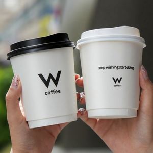 ฝาปิดแก้วกาแฟกระดาษแบบสองชั้น ขนาดเส้นผ่านศูนย์กลาง 90 มม. ย่อยสลายได้ เป็นมิตรกับสิ่งแวดล้อม เกรดอาหาร สำหรับขายส่ง ใช้สำหรับซื้อกลับบ้าน  รับทำโลโก้ตามสั่ง - Product Image 4