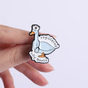 Broche en émail « Infirmière Silly Goose » en forme de dessin animé, broche médicale en forme d'oie, badge de revers, bijou d'infirmière mignon, cadeau en gros - Product Image 4
