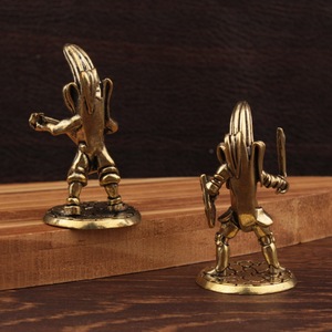 Figurine de guerrier banane en laiton avec guitare et bouclier, décoration de table pour la maison, ornement métallique fantaisie - Product Image 2